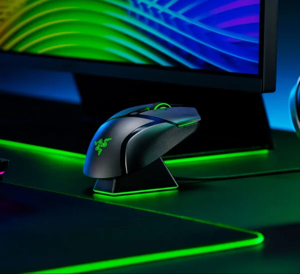 ⁦Razer Basilisk Ultimate wireless mouse with charging dock⁩ - الصورة ⁦2⁩