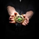 ⁦Marvel’s Doctor Strange Eye of Agamotto Replica Necklace | Officially Licensed Marvel Collectible Prop | Premium Quality Movie Replicas | Superhero Accessory Perfect For Cosplay, Costumes, Halloween (open box)(مستعمل)⁩ - الصورة ⁦5⁩