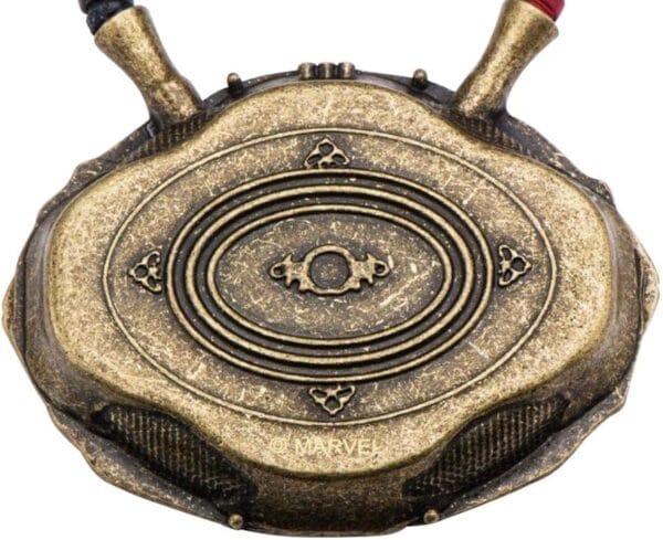 ⁦Marvel’s Doctor Strange Eye of Agamotto Replica Necklace | Officially Licensed Marvel Collectible Prop | Premium Quality Movie Replicas | Superhero Accessory Perfect For Cosplay, Costumes, Halloween (open box)(مستعمل)⁩ - الصورة ⁦3⁩