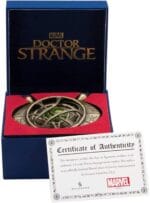 ⁦Marvel’s Doctor Strange Eye of Agamotto Replica Necklace | Officially Licensed Marvel Collectible Prop | Premium Quality Movie Replicas | Superhero Accessory Perfect For Cosplay, Costumes, Halloween (open box)(مستعمل)⁩ - الصورة ⁦4⁩